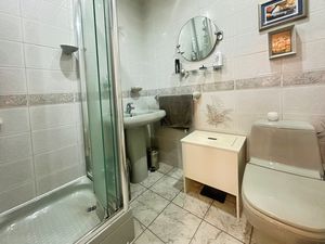 Ensuite- click for photo gallery